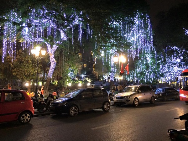 Sử dụng bóng LED đức F5 quấn cây tại tượng đài Lý Thái Tổ - Hà Nội : Số lượng 27 cây